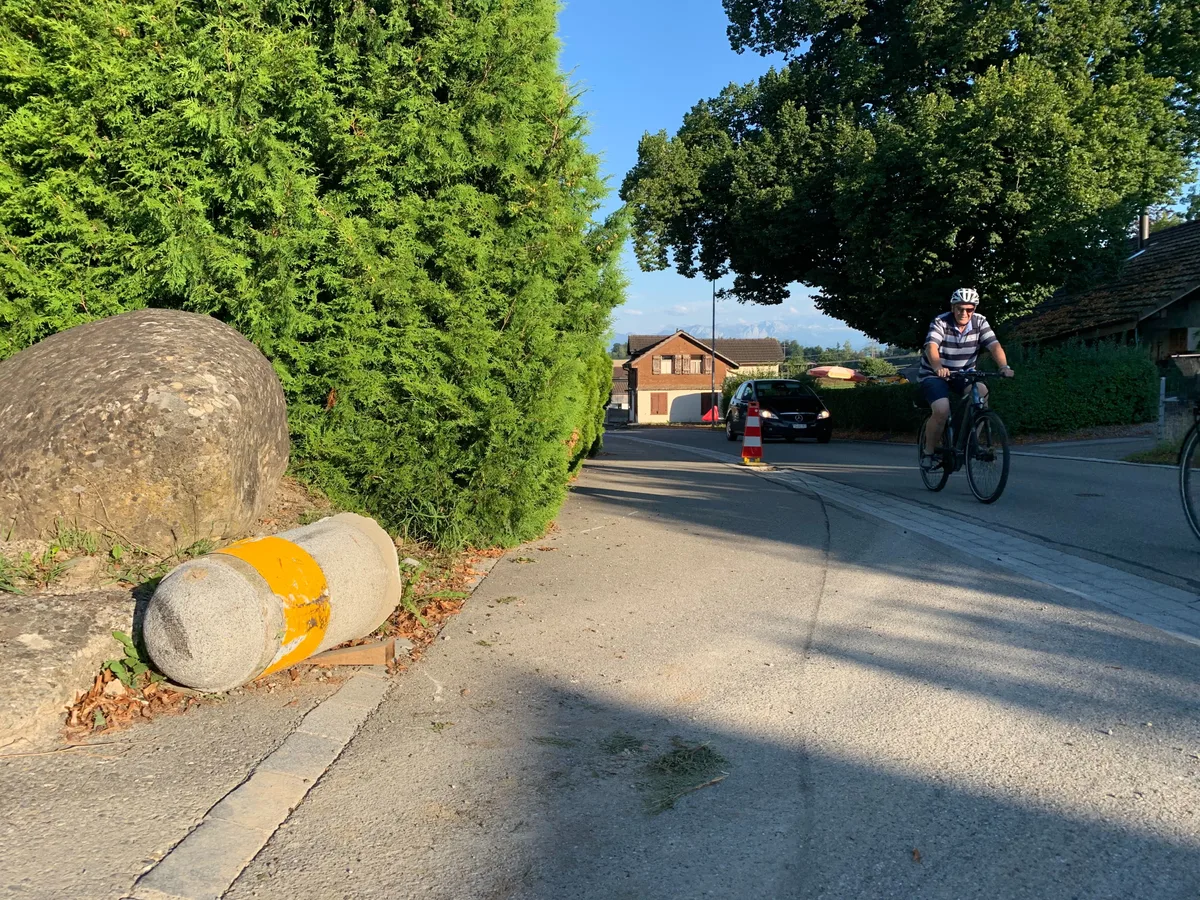 Ein umgefahrener Strassenpoller.